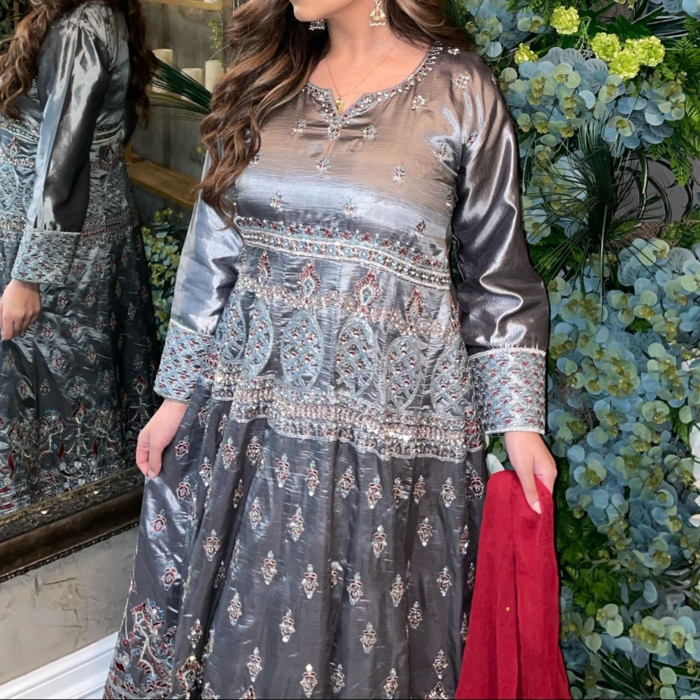Long gray shalwar kameez with scarf (MAXI)
